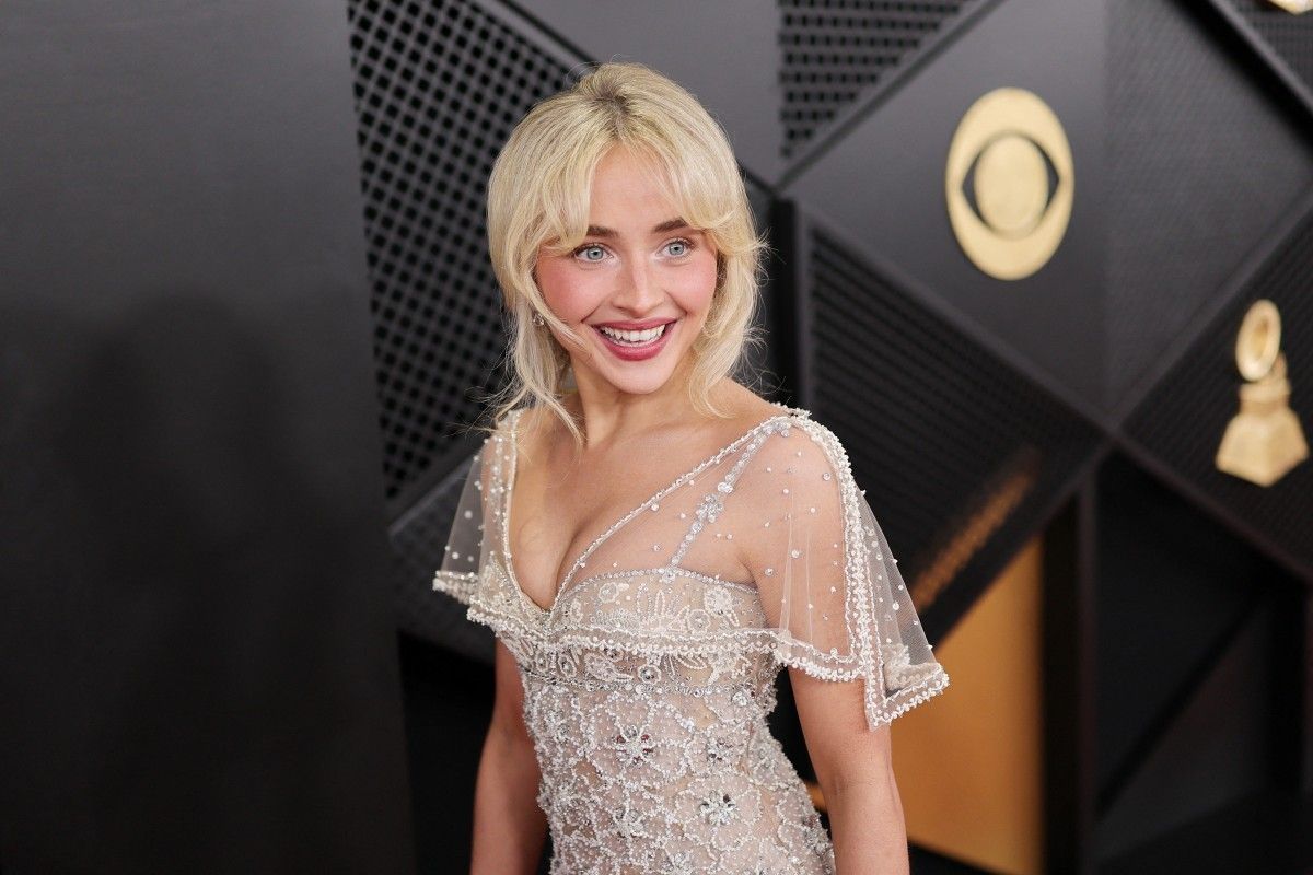 Sabrina Carpenter Guncang Grammy 2026: Glamor Parah!