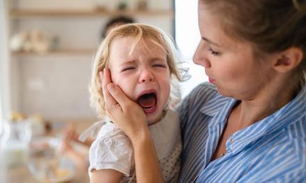 Gak Perlu Emosi! Tips Pakar Saat Anak Tantrum
