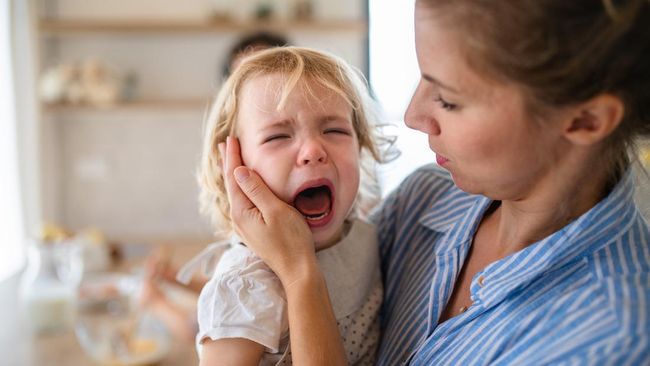 Gak Perlu Emosi! Tips Pakar Saat Anak Tantrum