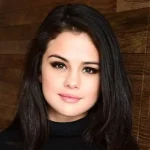 Gak Jaim, Selena Gomez Pede Tampil Polosan Habis Party
