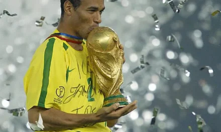 Bawa Legenda Brasil, Trofi Resmi Piala Dunia Sapa Jakarta